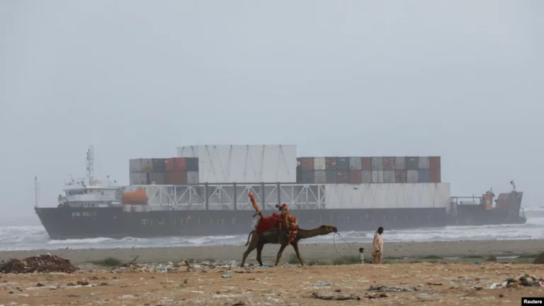 What will happen if oil spill from a ship stuck at Karachi Coast?