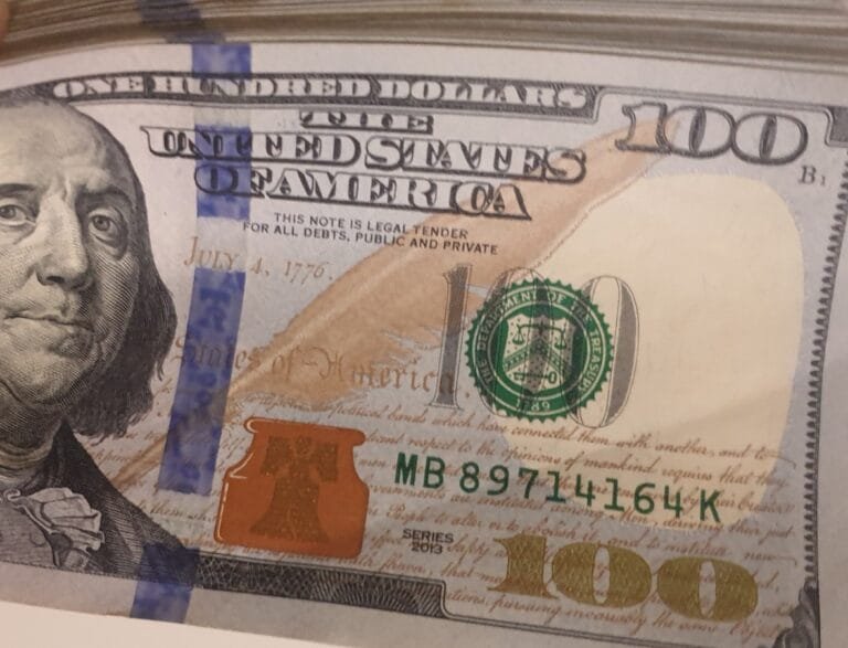 Pakistani rupee continues to loose its ground against US dollar