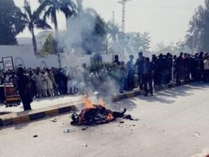 Burning body of Sri Lankan man in Sialkot during a mob attack 